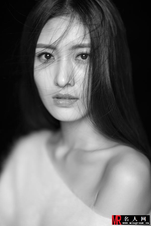 性感尤物李叶青新年黑白写真(1)