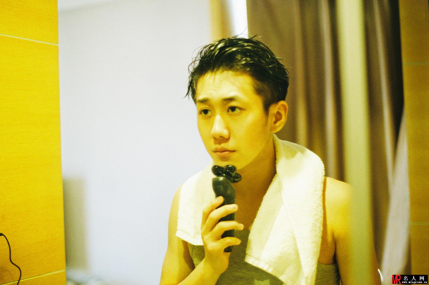 姜冠南慵懒胶片风写真曝光 真实演绎直男式“懒宅”时光(1)