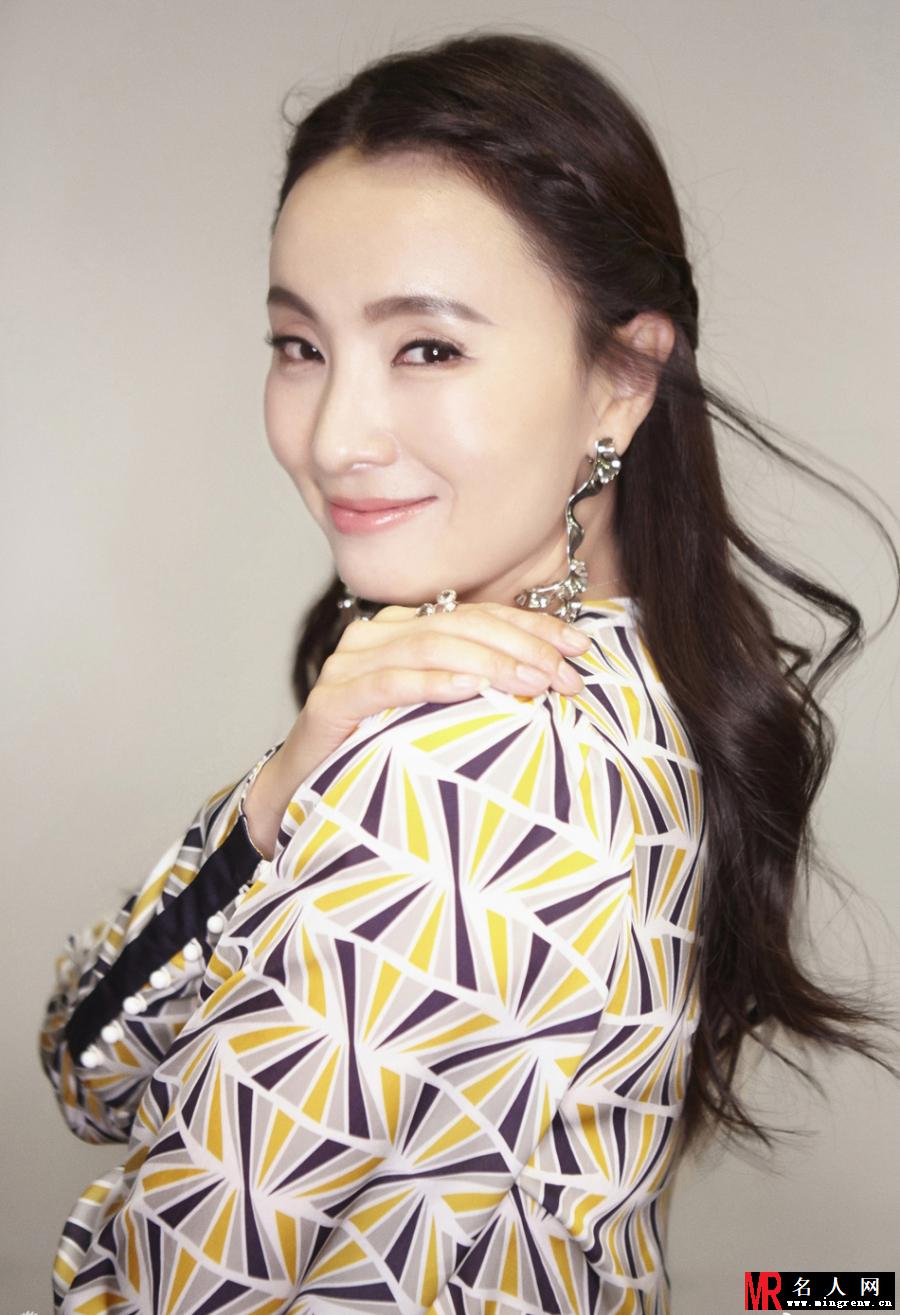 45岁小陶虹皮肤身材保养得非常得意 对镜头甜笑宛如少女(1)