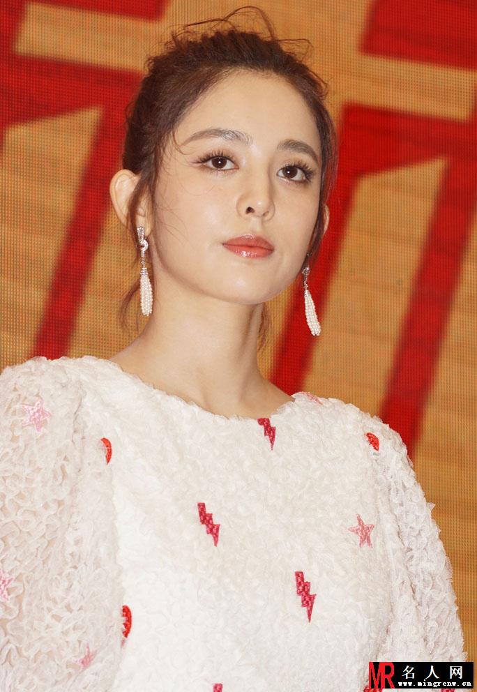 古力娜扎现身某活动 优雅靓丽甜美似少女(1)