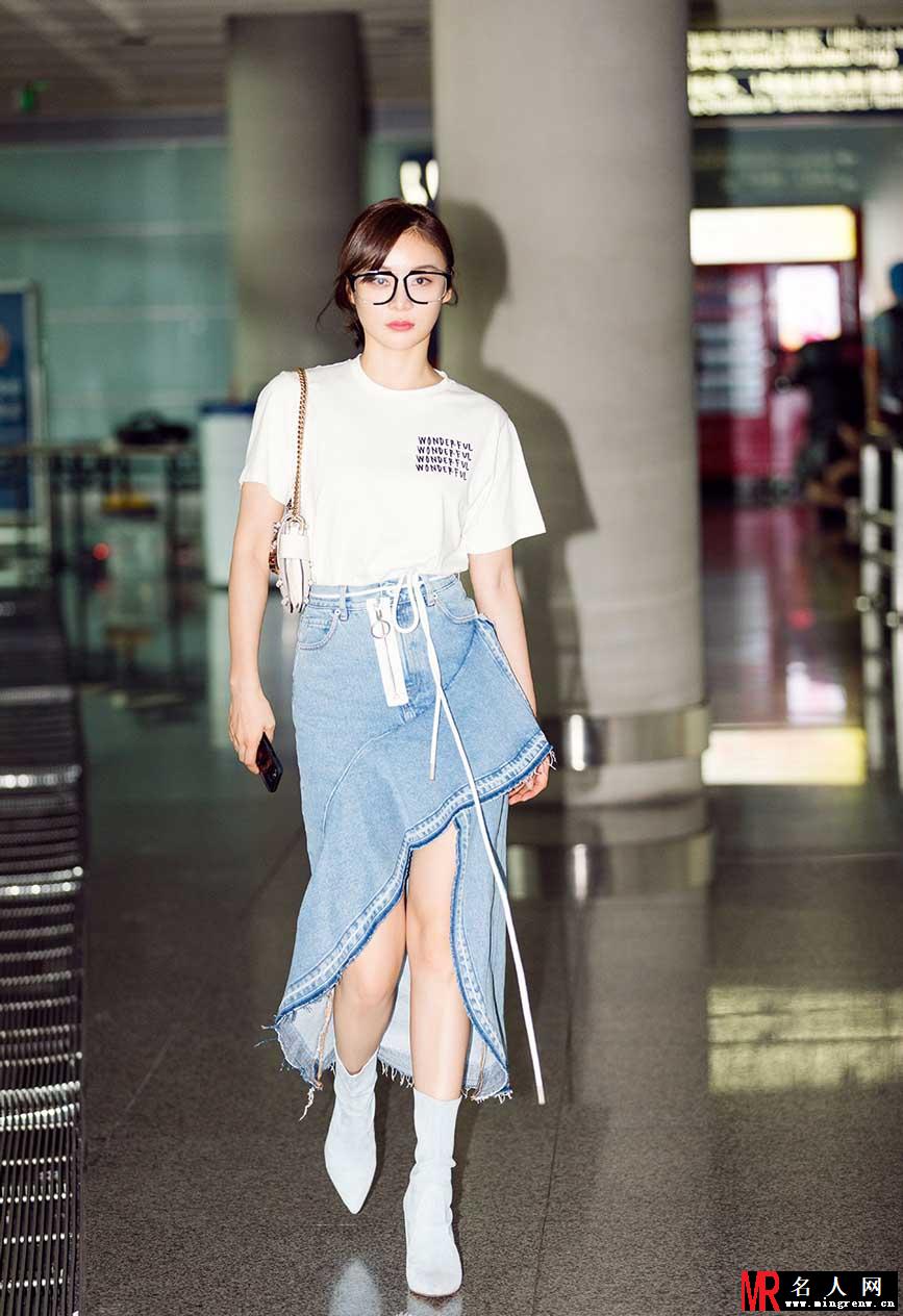 袁姗姗牛仔裙唯美现身 摇曳生姿清新靓丽(1)