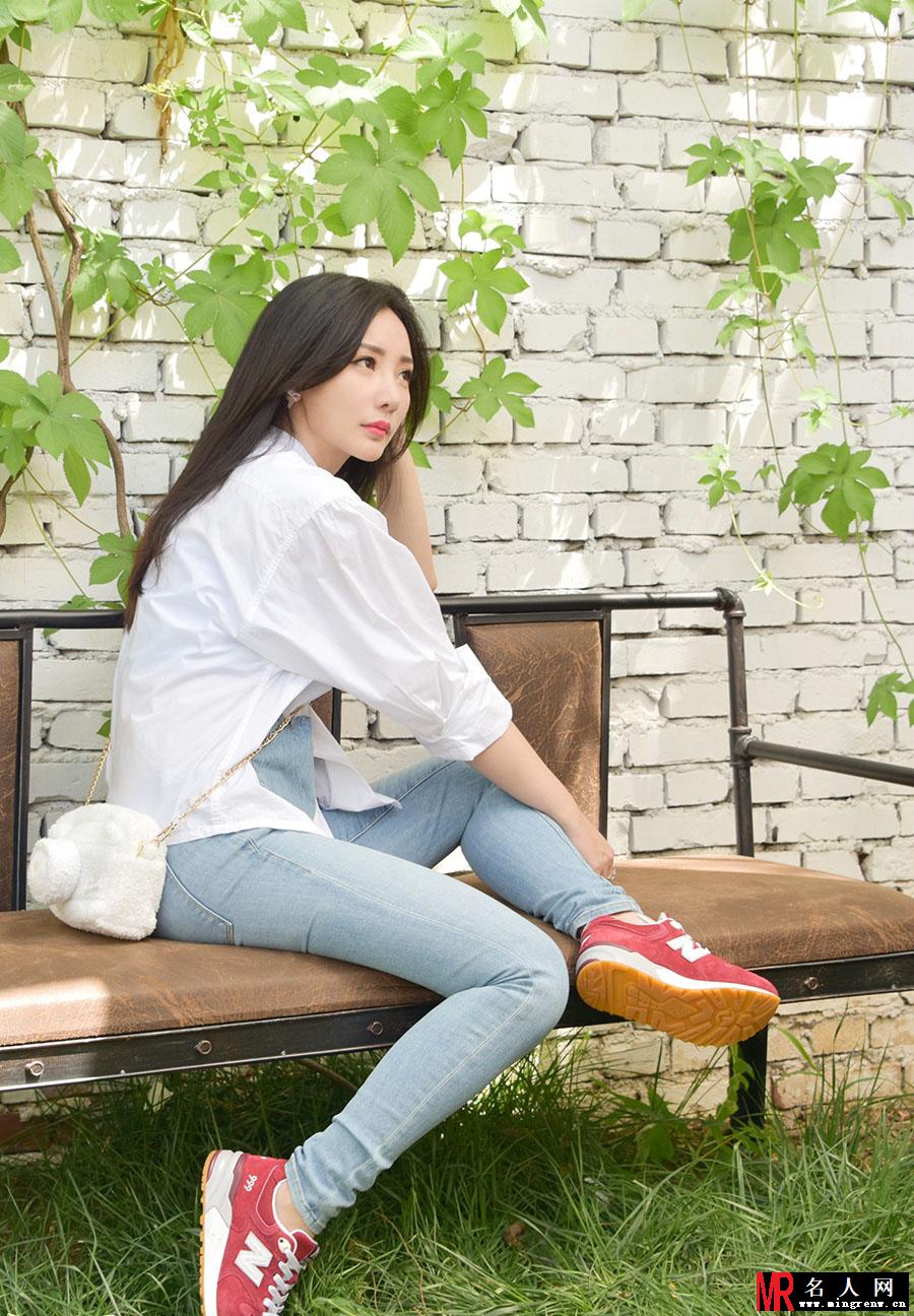柳岩街拍花絮曝光 三套LOOK少女感十足(1)