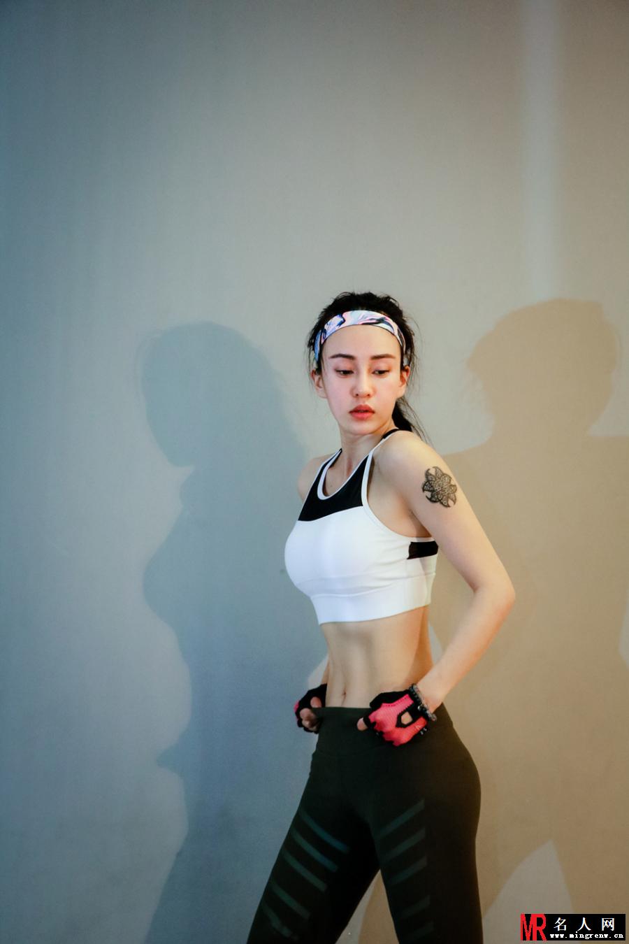 母其弥雅健身房运动写真 秀美背凸显线条美(1)