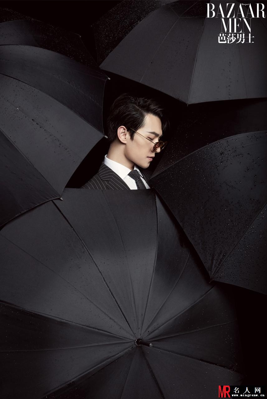 杨洋封面大片 目光坚毅演绎雨中熟男(1)