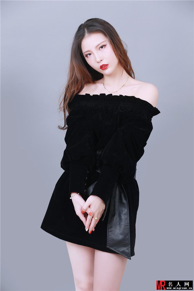 吕梓娴情人节推《可不可以》主题写真  黑色礼服极简时尚(1)