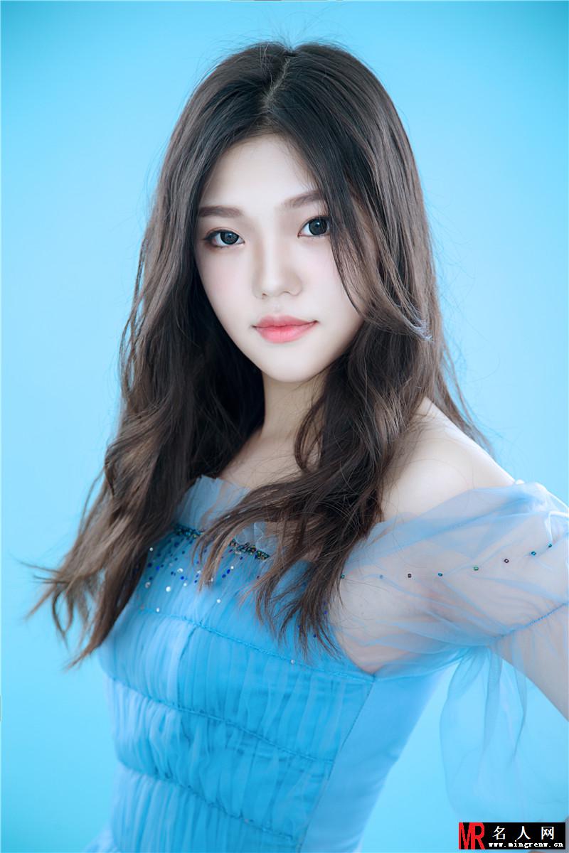 赵曼茵《小星星》主题写真大片 淡蓝色少女元气满满(1)