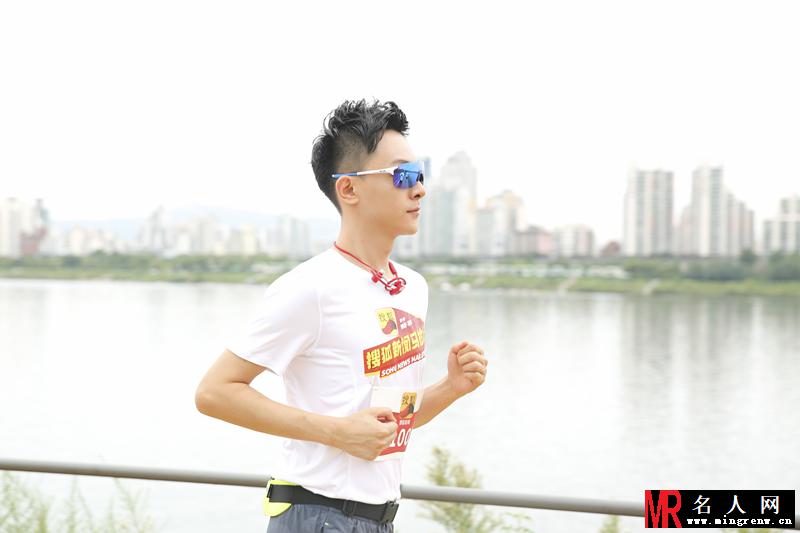张皓然汉江畔热力开跑  挑战自己尽享运动之美(1)