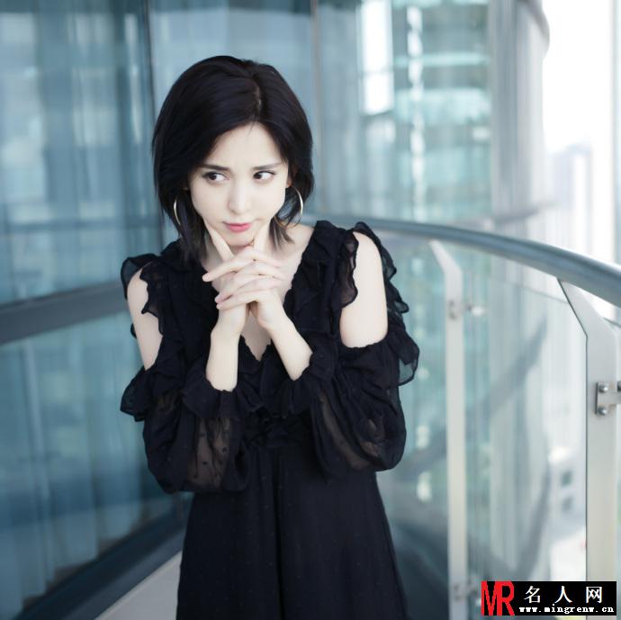 娜扎穿黑色露美背 双手托腮萌萌哒(1)