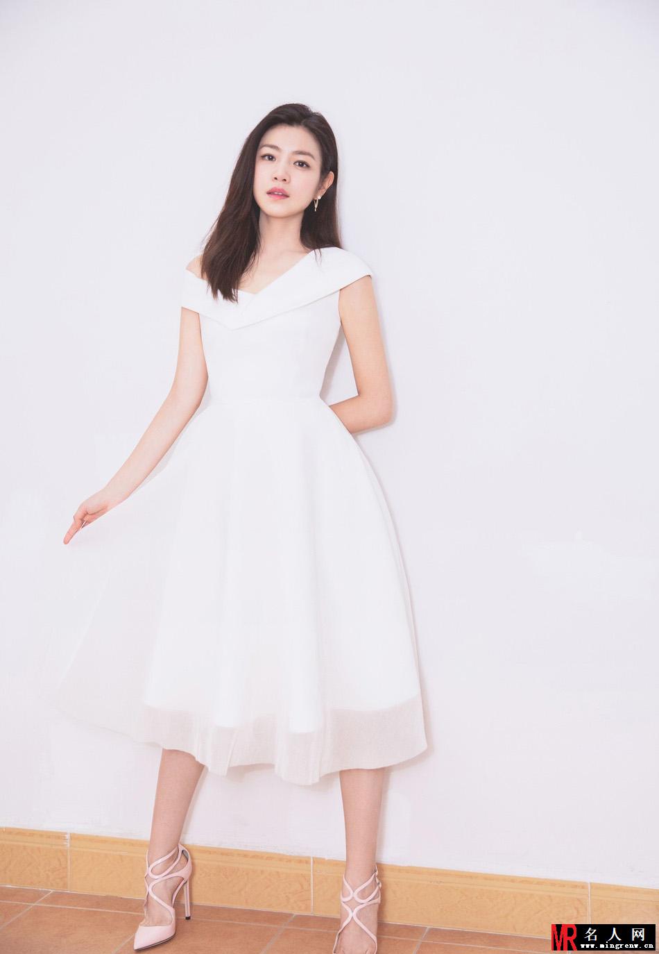 陈妍希斜肩白裙秀锁骨 温婉浅笑优雅知性(1)