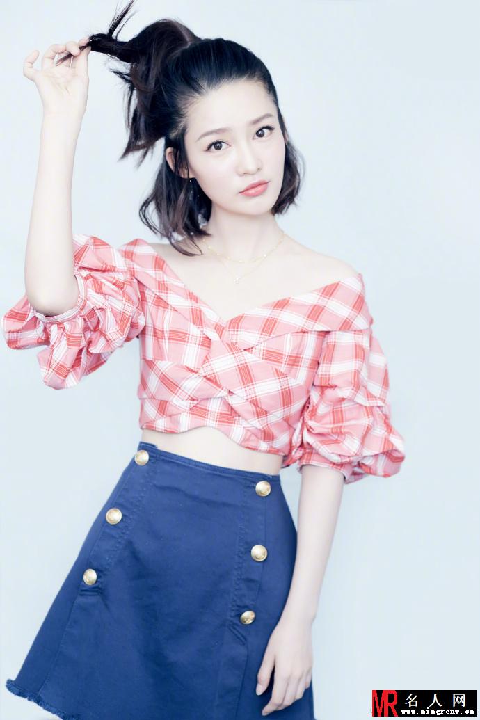 李沁现身《庆余年》发布会 露肩上衣搭牛仔短裙俏皮又性感(1)
