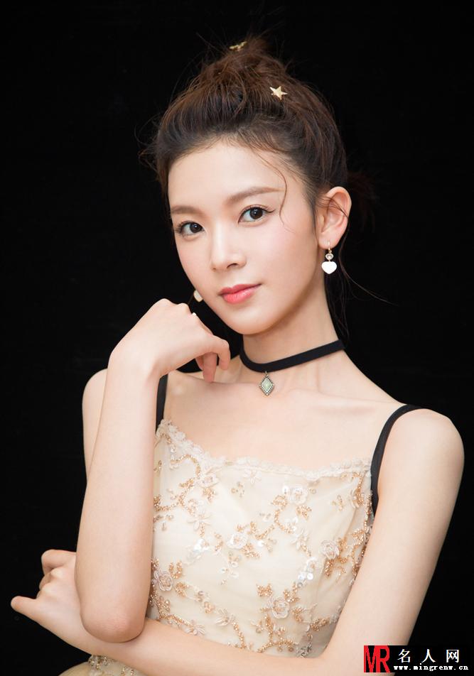 90后小花陈瑶变身小仙女 一双灿若星辰的双眼十足迷人(1)