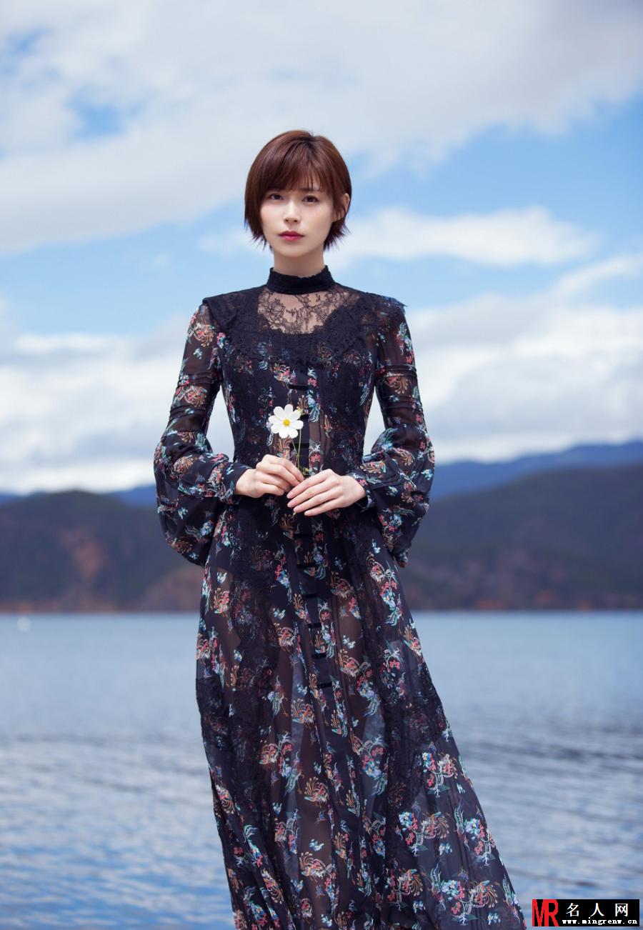 卢杉身穿一袭蕾丝长裙出镜 实力诠释氧气女神(1)