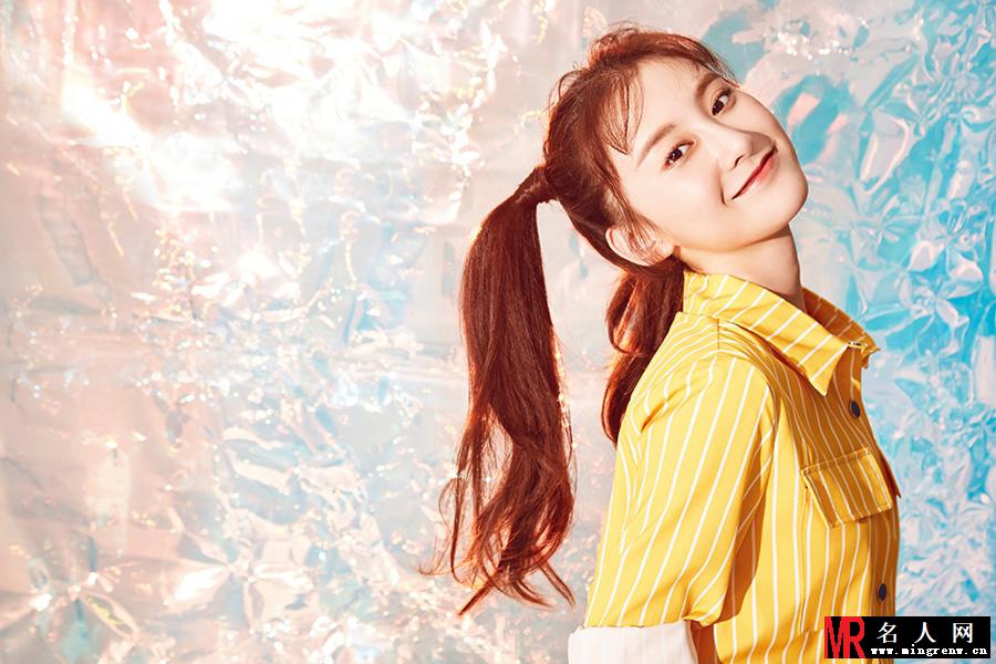 李梦露假期写真 黄白条纹套装展现青春少女活力(1)