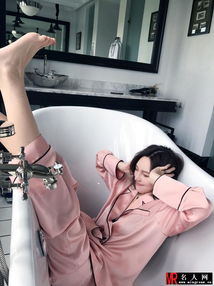 罗志祥女友家居自拍 坐卧浴缸表情天真可爱(1)