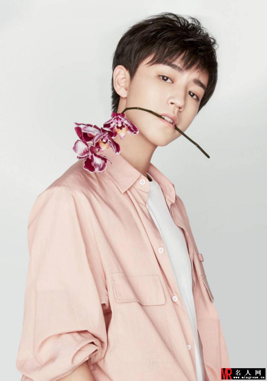 王俊凯易烊千玺最新写真 咬着鲜花少年感十足(1)