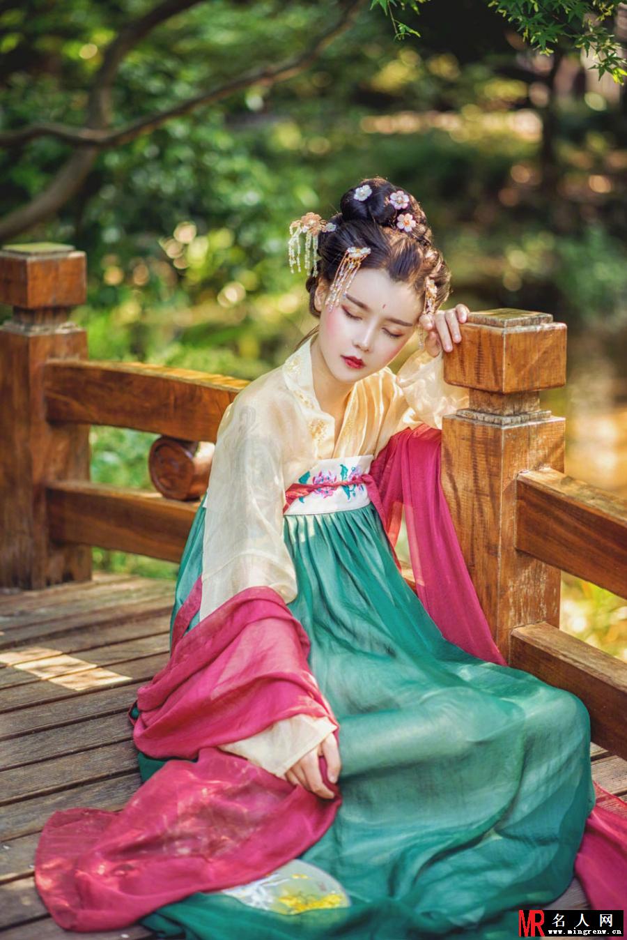 《变形计》韩安冉古风写真 古典优雅妩媚动人(1)