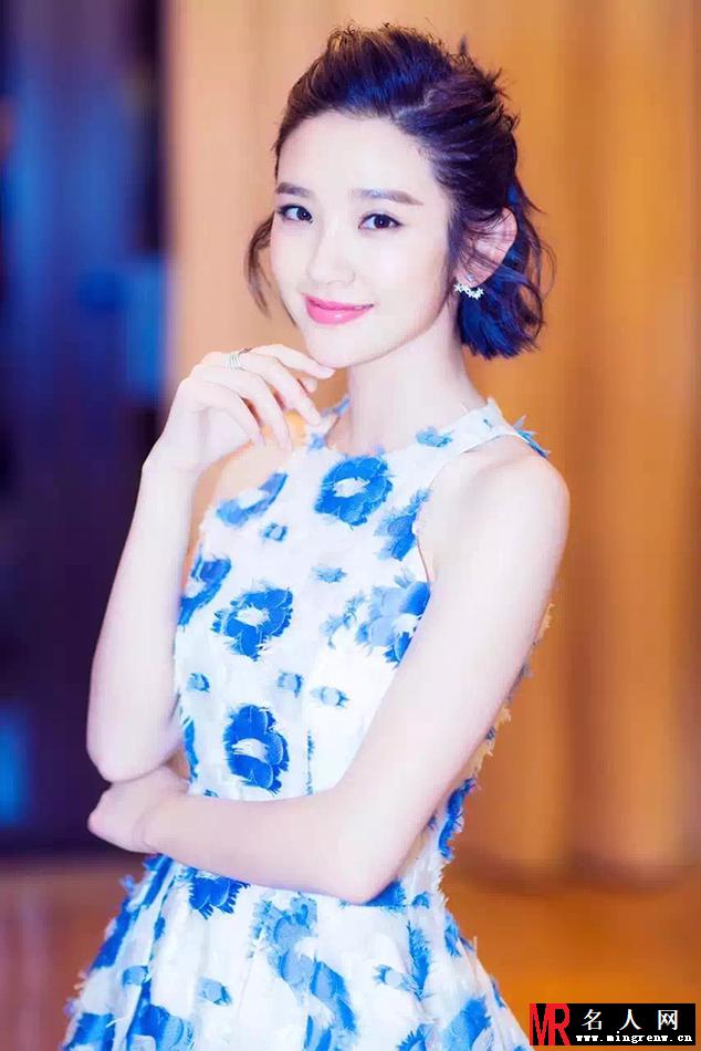 唐艺昕亮相珠海 剪花小礼裙秀丽俏皮(1)