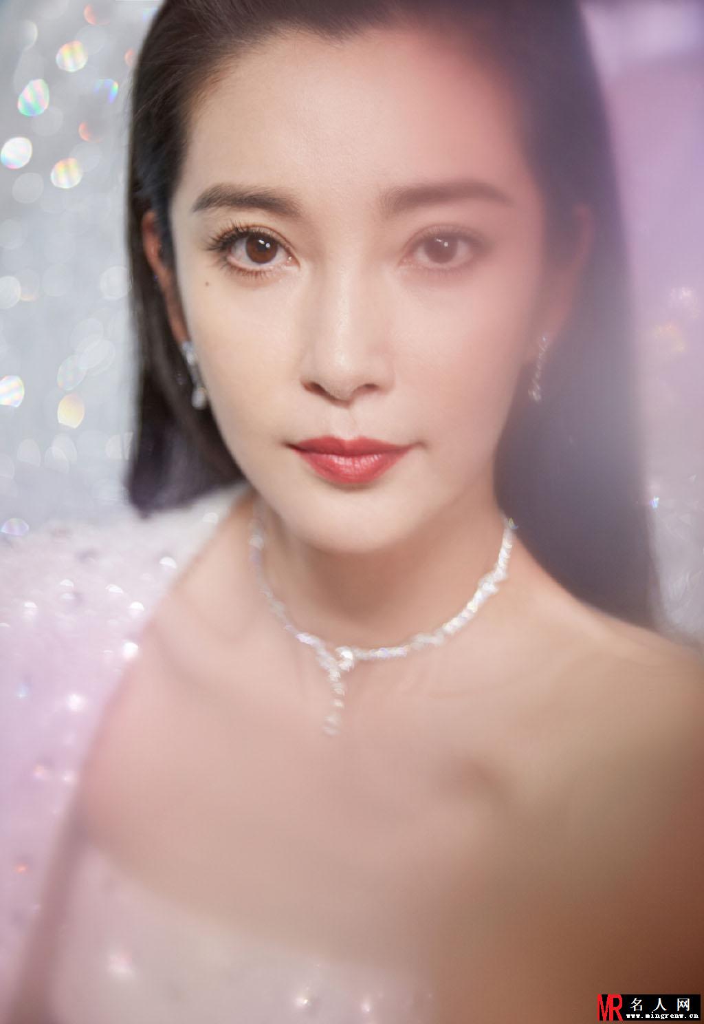 李冰冰纯白闪耀写真 一身利落的白色抹胸连体裤极具质感(1)