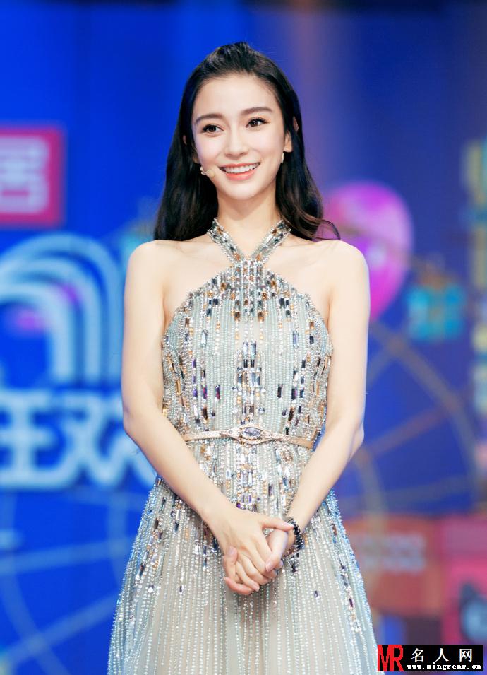 Angelababy透视连衣裙现身活动现场，露背性感迷人(1)