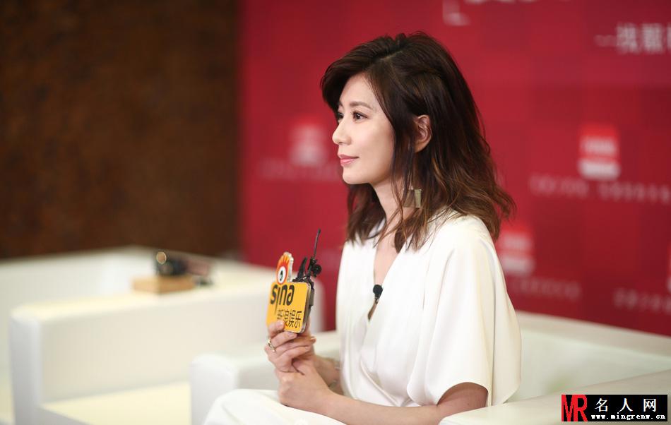 贾静雯深V白色长裙  大方露笑女神范十足(1)