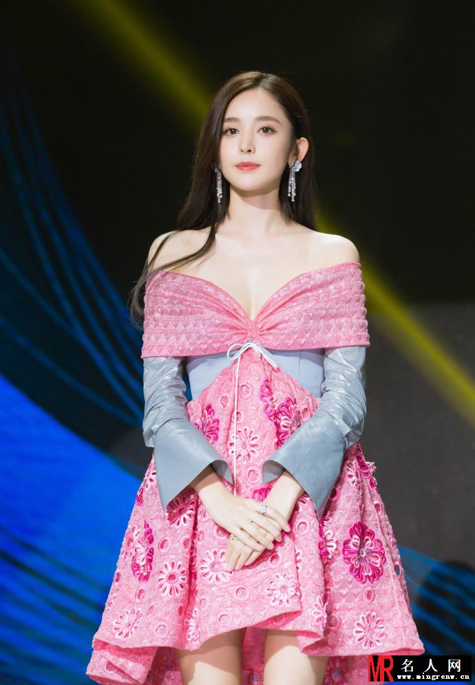 古力娜扎身穿粉裙出席某时尚活动 妩媚撩发秀美胸(1)