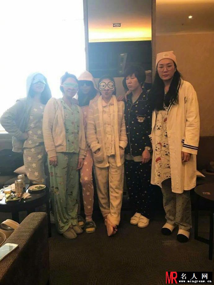 小S穿睡衣现身机场(1)