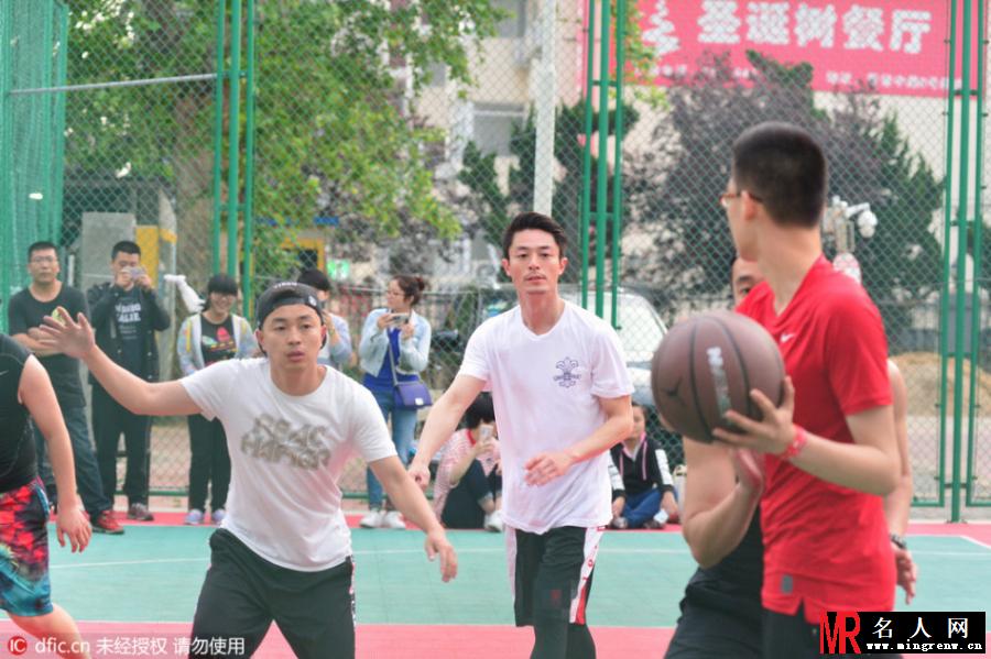 霍建华球场大秀球技与粉丝同乐(1)