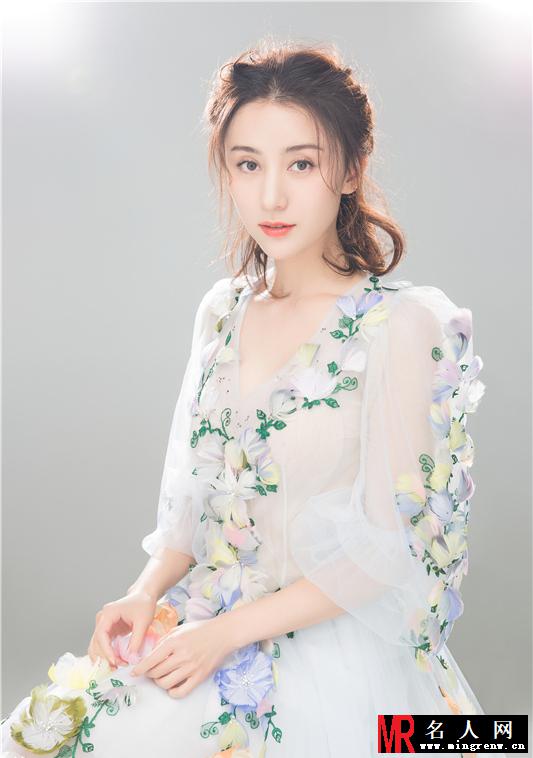 周庭伊一袭鲜花头纱裙 化身花仙子(1)