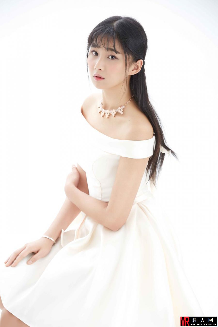 戚蓝尹精美写真 双面造型恬静温婉(1)