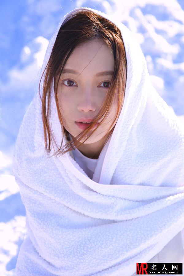 施诗冬日雪地写真 女神俏皮浴巾抢戏(1)