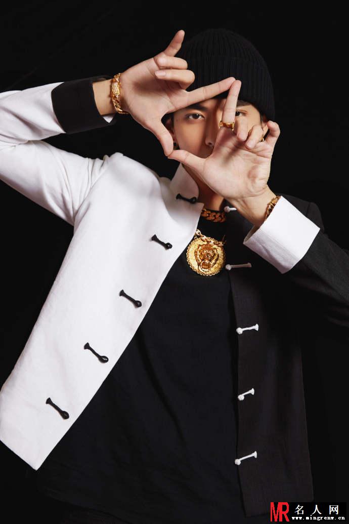 吴亦凡最新写真演绎中国风  黑白拼色唐装也很嘻哈范(1)