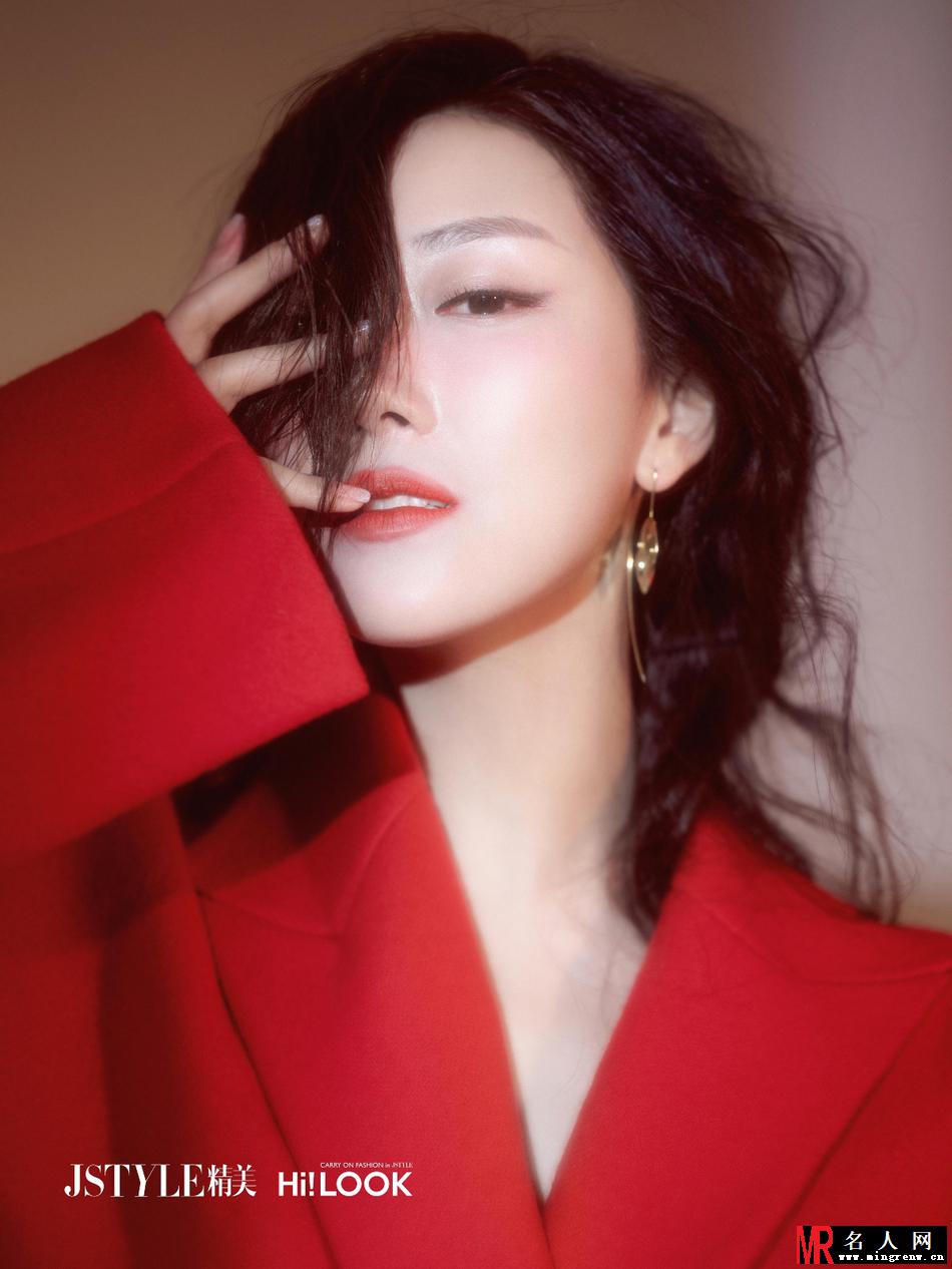 菅纫姿大片演绎泳装拳击少女 混搭多种元素风格(1)