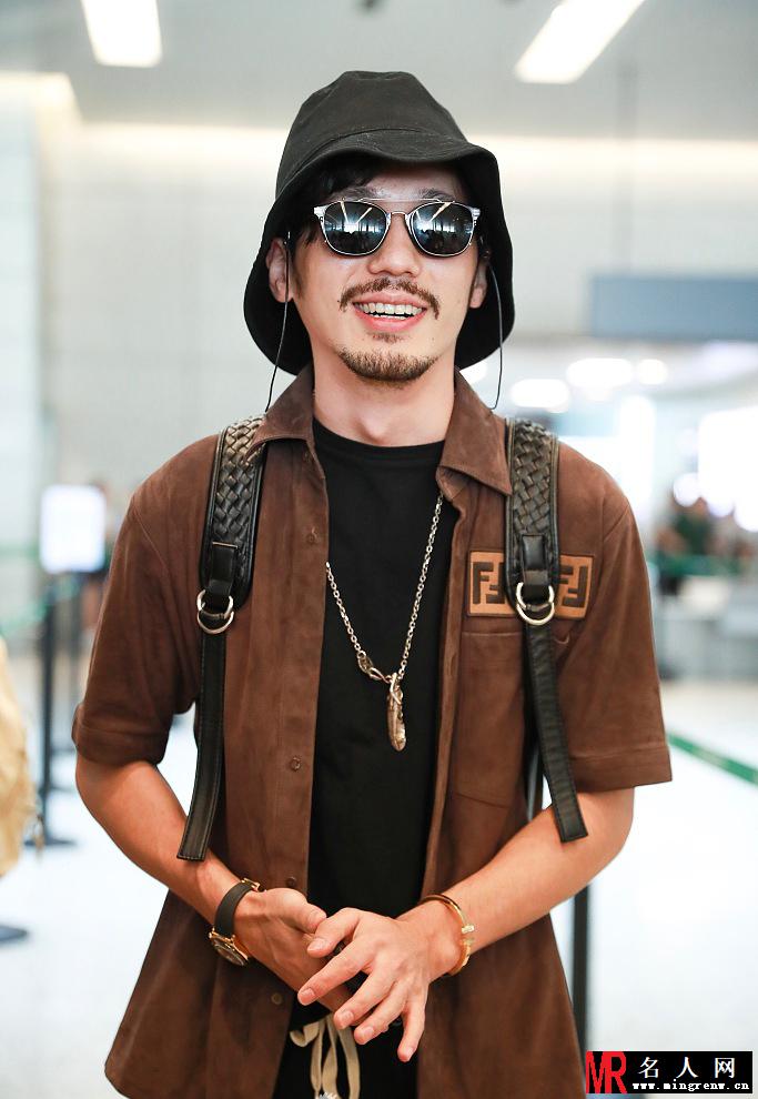 白宇蓄小胡须显痞帅 衬衫配渔夫帽演绎型男Look(1)