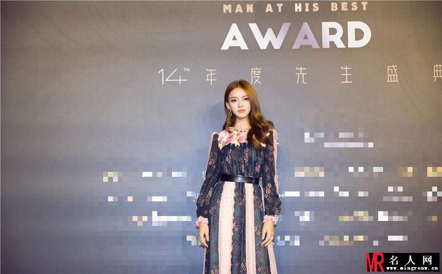 林允一袭碎花长裙亮相活动现场 甜美可人笑容不断(1)