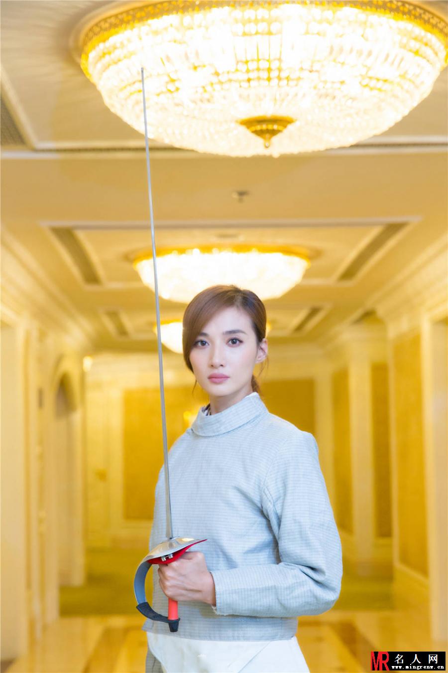 冯文娟击剑照 硬朗率性展骑士风采(1)