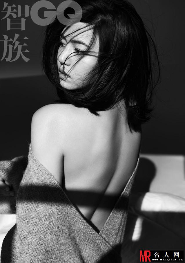 陈妍希黑白性感写真 眼神妩媚含情(1)