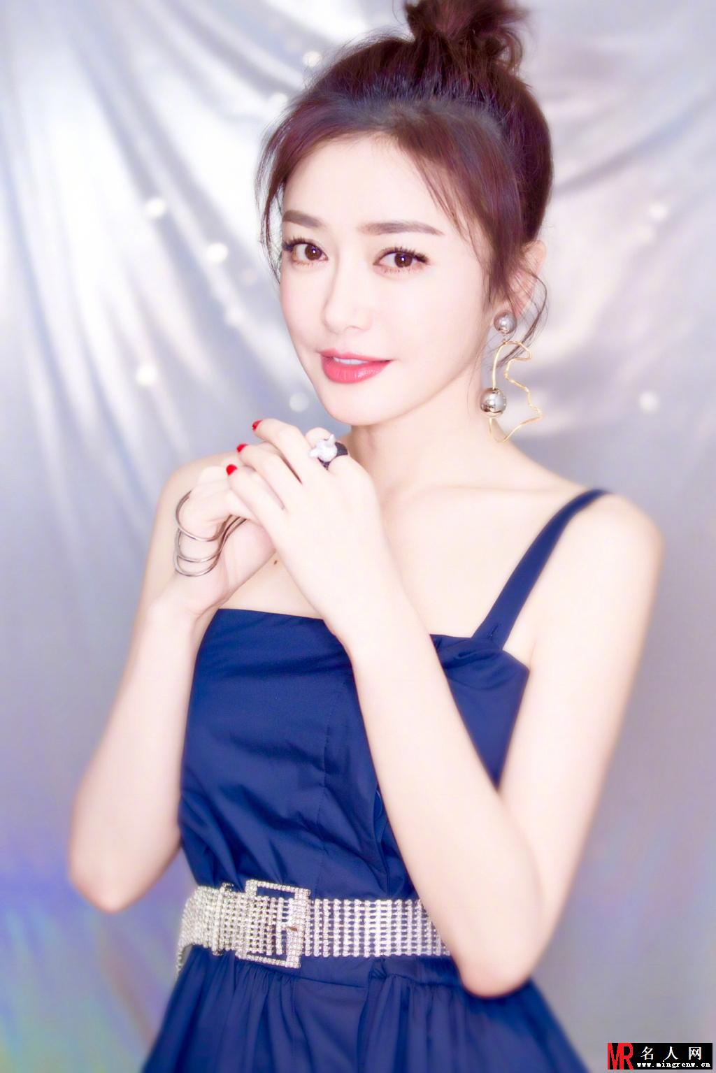秦岚最新写真曝光 古典美人笑容甜美大露香肩性感十足(1)