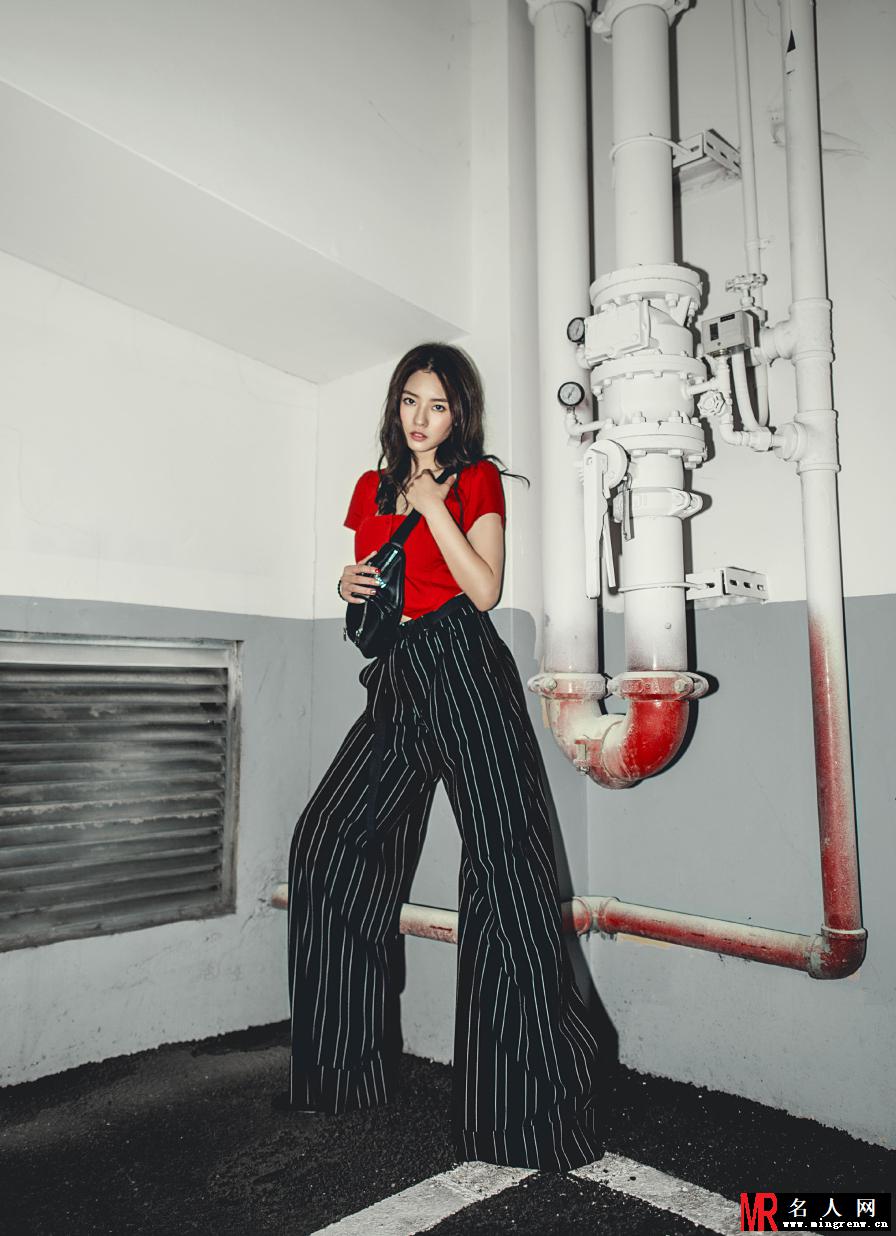 陈语安精彩演绎红黑撞色feel  彰显极致摩登潮范儿(1)