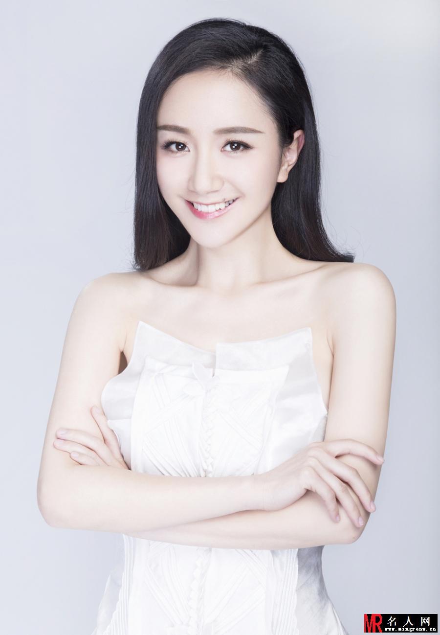 李倩纯白治愈眼神深情 仙女气质表露无疑(1)