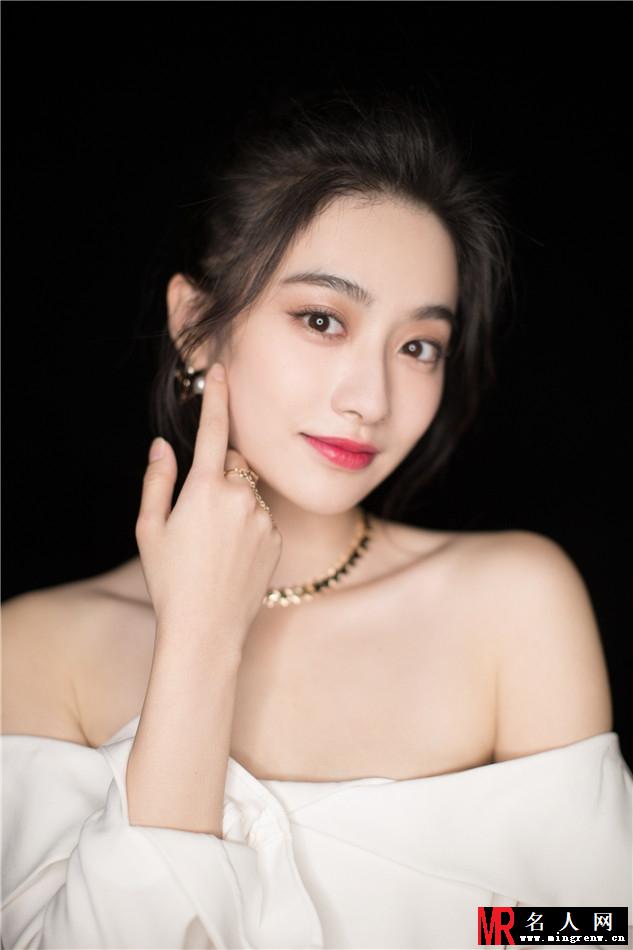 演员孙雪宁最新写真曝光 大秀香肩尽显女性柔美一面(1)