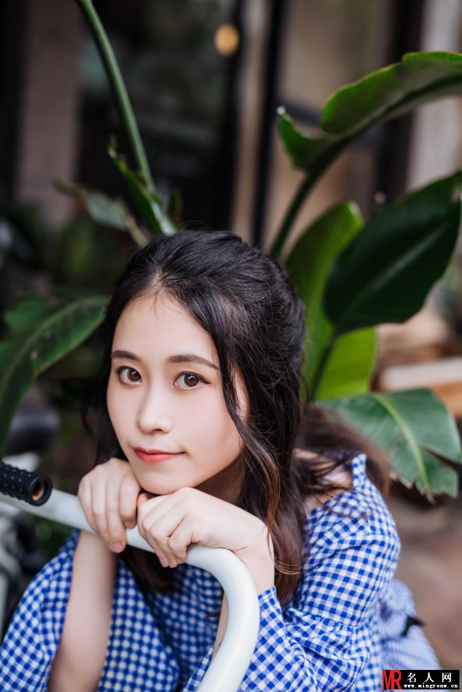 办公室小野晒美照 文艺清新撸着猫咪(1)