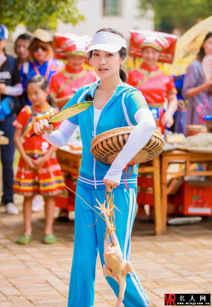 宋茜手提公鸡大口吃美食 很女汉子又接地气！(1)