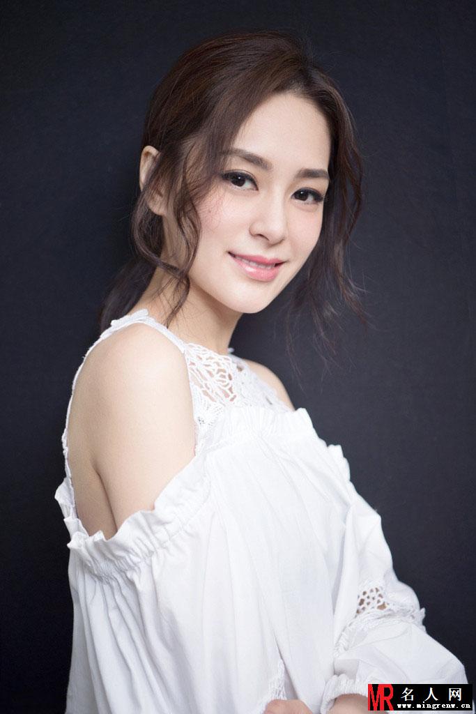 阿娇最新写真 肌肤白皙甜笑迷人(1)