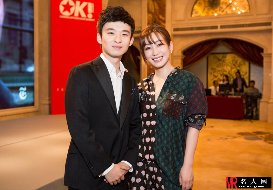 秦海璐出席时尚活动 黑色套装诠释别样风情(1)