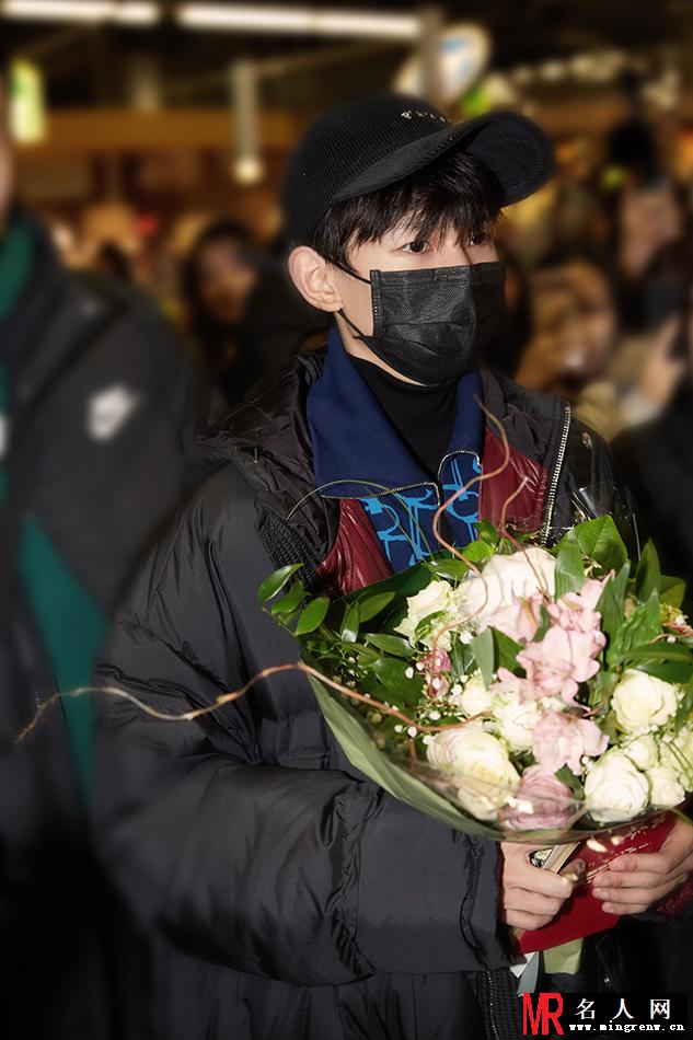 王源年后开工首亮相 柏林机场遭围堵(1)