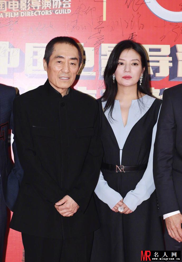 赵薇现身导演协会年度表彰红毯 一身素雅裙装优雅干练大气(1)