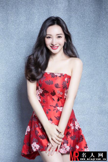 柳岩中国风抹胸短裙写真曝光  香肩美腿性感迷人(1)