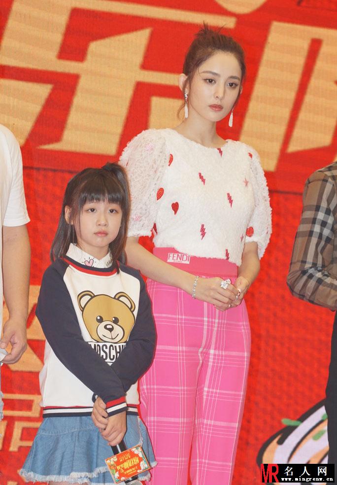 古力娜扎现身某活动 优雅靓丽甜美似少女(1)