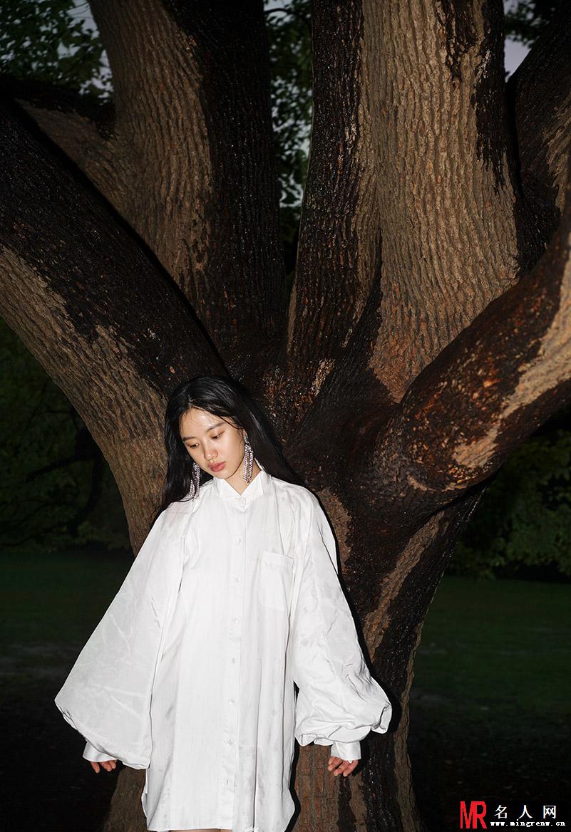 李梦雨中丛林写真曝光 自在游走随性洒脱(1)