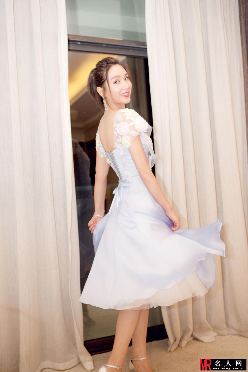 杨恭如出席盛典活动 精致礼裙少女感十足(1)